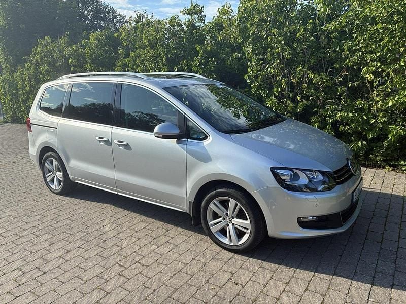 Silver Begagnad 2016 VW Sharan Minibuss | 239 000 kr (Bra pris) - Bild 1/4