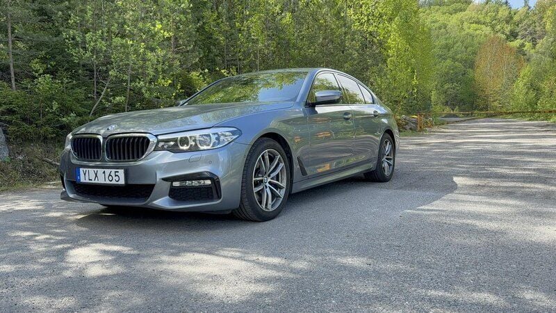 Blå Begagnad 2017 BMW 530 M Sport Sedan | 342 500 kr (Superpris) - Bild 1/4