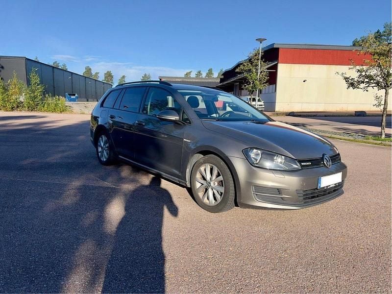Grå Begagnad 2015 VW Golf VII Kombi | 79 000 kr (Marknadspris) - Bild 1/4