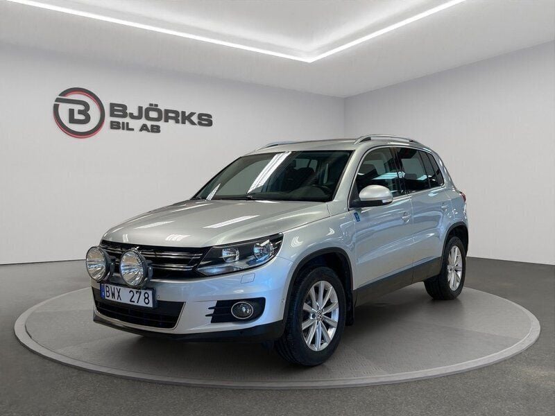 Grå Begagnad 2012 VW Tiguan Sport SUV | 128 500 kr (Marknadspris) - Bild 1/4