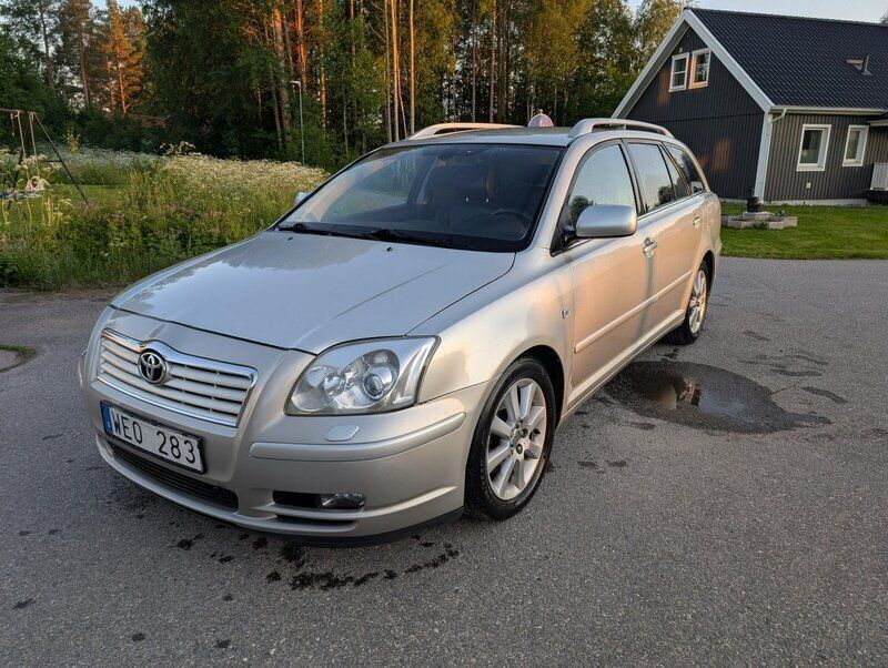 Silver Begagnad 2004 Toyota Avensis Kombi | 15 000 kr (Bra pris) - Bild 1/4