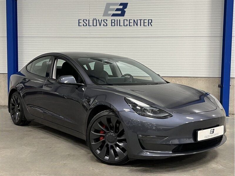 Grå Begagnad 2023 Tesla Model 3 Performance Sedan | 419 990 kr (Dyr) - Bild 1/4