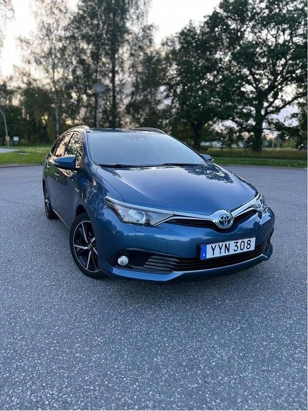 Blå Begagnad 2018 Toyota Auris Touring Sports Comfort Kombi | 105 000 kr (Marknadspris) - Bild 1/4