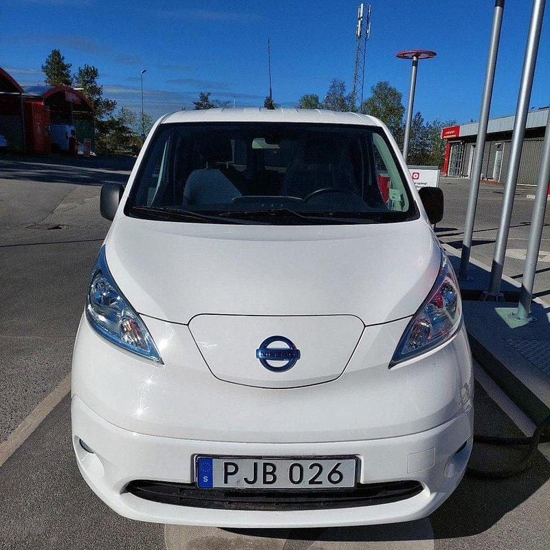 Vit Begagnad 2017 Nissan e-NV200 Van | 99 900 kr (Marknadspris) - Bild 1/4