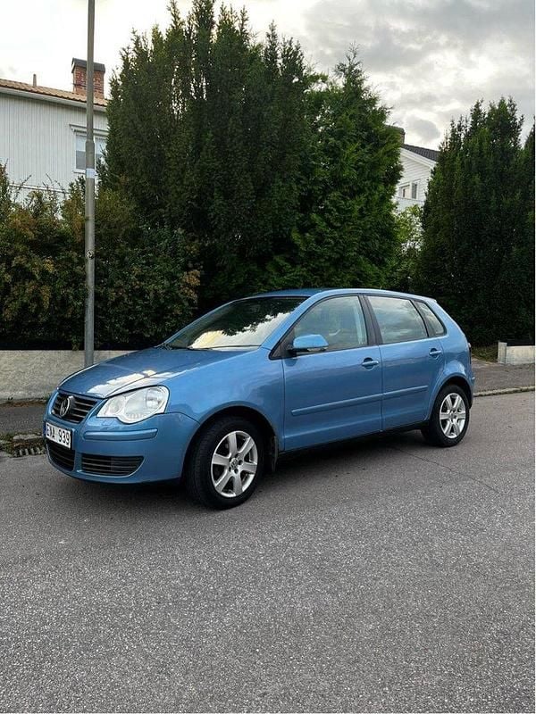 Blå Begagnad 2008 VW Polo Comfortline Halvkombi | 30 000 kr (Marknadspris) - Bild 1/4