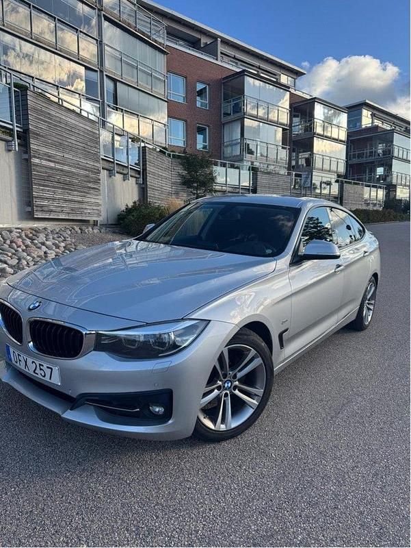 Silver Begagnad 2017 BMW 318 Gran Turismo Sport Line Halvkombi | 169 900 kr (Marknadspris) - Bild 1/3