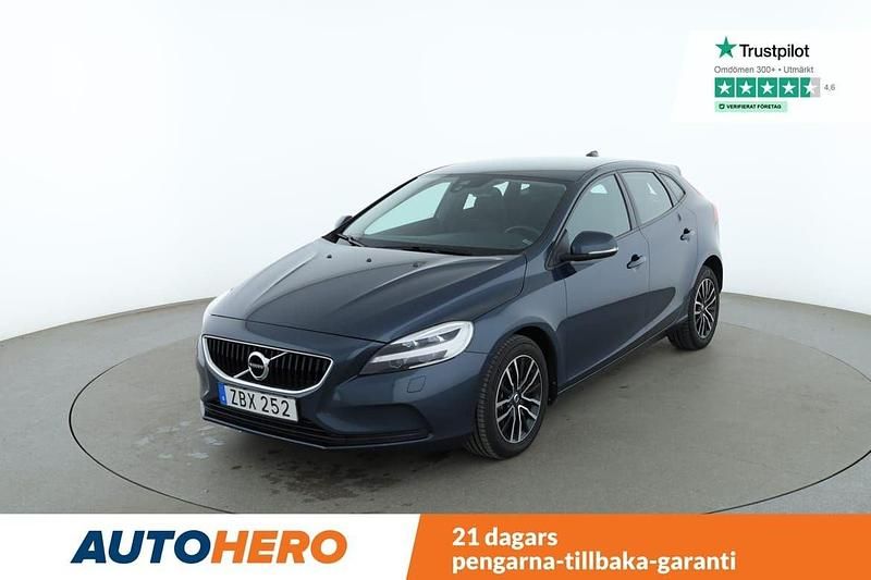 Mörkblå (blå) Begagnad 2017 Volvo V40 Momentum Kombi | 189 000 kr (Marknadspris) - Bild 1/4