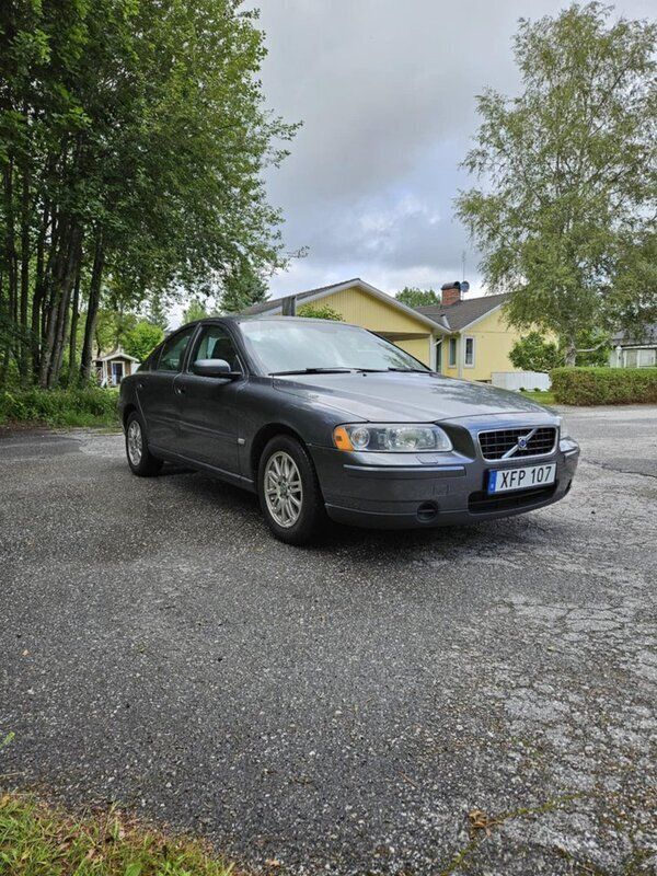 Grå Begagnad 2006 Volvo S60 Business Edition Sedan | 26 500 kr (Marknadspris) - Bild 1/4