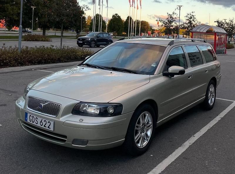 Brun Begagnad 2007 Volvo V70 Momentum Kombi | 49 000 kr (Dyr) - Bild 1/4