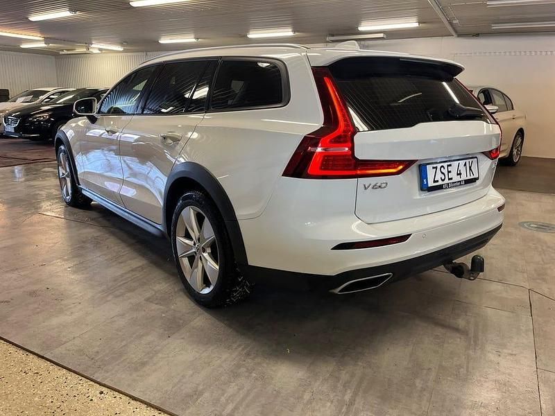 Begagnad Volvo V60 CC Momentum 190 HK (139 kW) 2019 Vit Kombi