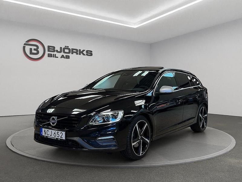 Svart Begagnad 2016 Volvo V60 R-Design Kombi | 199 500 kr (Dyr) - Bild 1/4