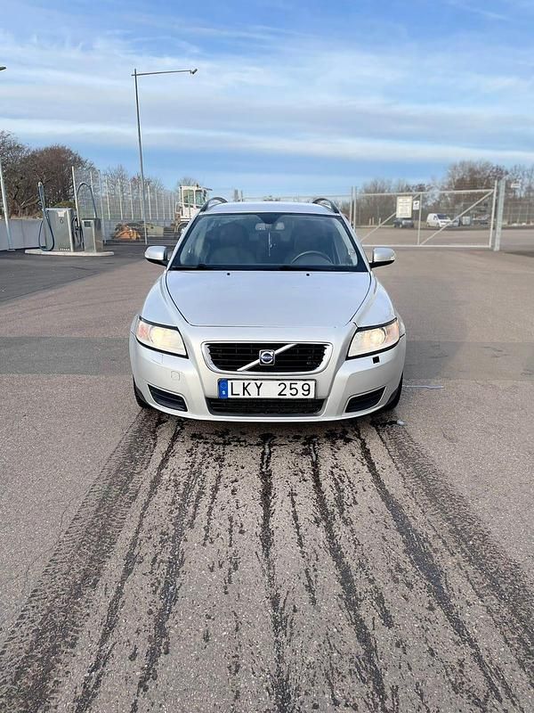 Begagnad 2008 Volvo V50 Kombi | 23 000 kr (Marknadspris) - Bild 1/4