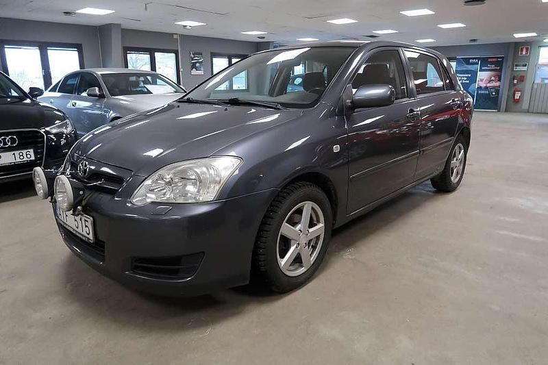 Grå Begagnad 2006 Toyota Corolla Halvkombi | 39 999 kr (Marknadspris) - Bild 1/4