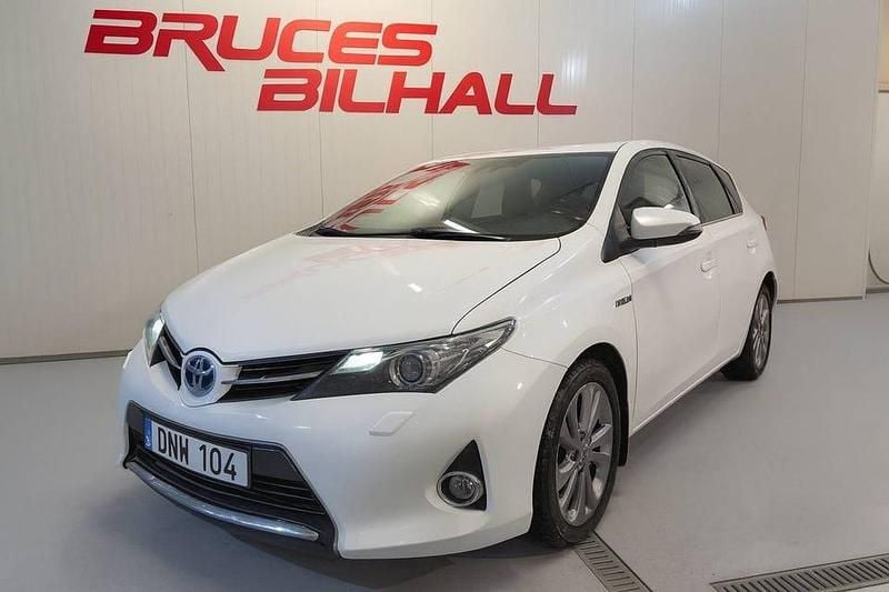 Vit Begagnad 2014 Toyota Auris Hybrid Edition Halvkombi | 137 900 kr (Marknadspris) - Bild 1/4