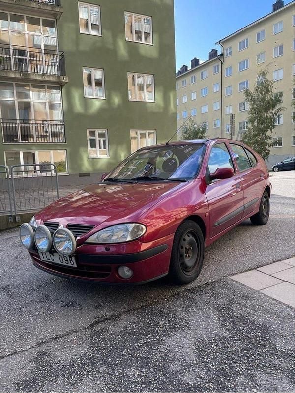 Röd Begagnad 2002 Renault Mégane II Authentique Halvkombi | 15 900 kr (Marknadspris) - Bild 1/4