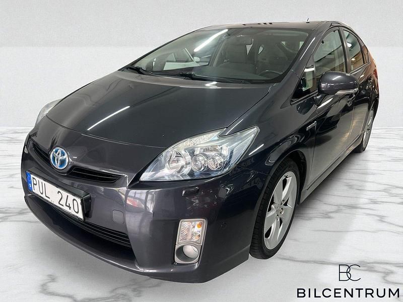 Mörkgrå (grå) Begagnad 2010 Toyota Prius Comfort Halvkombi | 109 900 kr (Marknadspris) - Bild 1/4