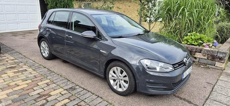 Grå Begagnad 2014 VW Golf VII Halvkombi | 83 000 kr (Marknadspris) - Bild 1/4