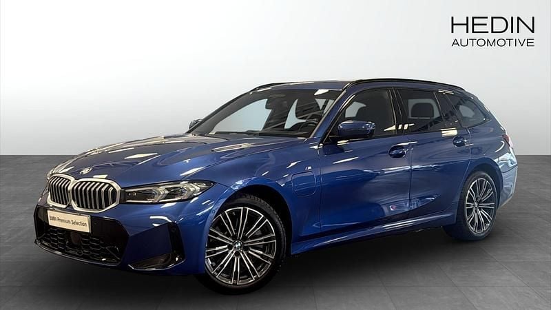 Blå (blue) Begagnad 2025 BMW 330e M Sport Kombi | 534 700 kr (Dyr) - Bild 1/4