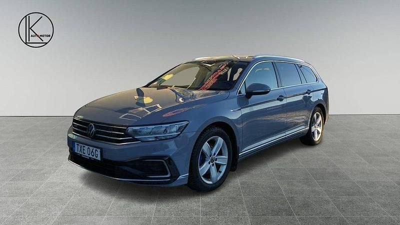 Grå Begagnad 2022 VW Passat GTE Kombi | 179 500 kr (Superpris) - Bild 1/4