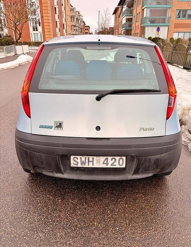 Begagnad Fiat Punto 60 HK (44 kW) 2002 Azzurro Halvkombi