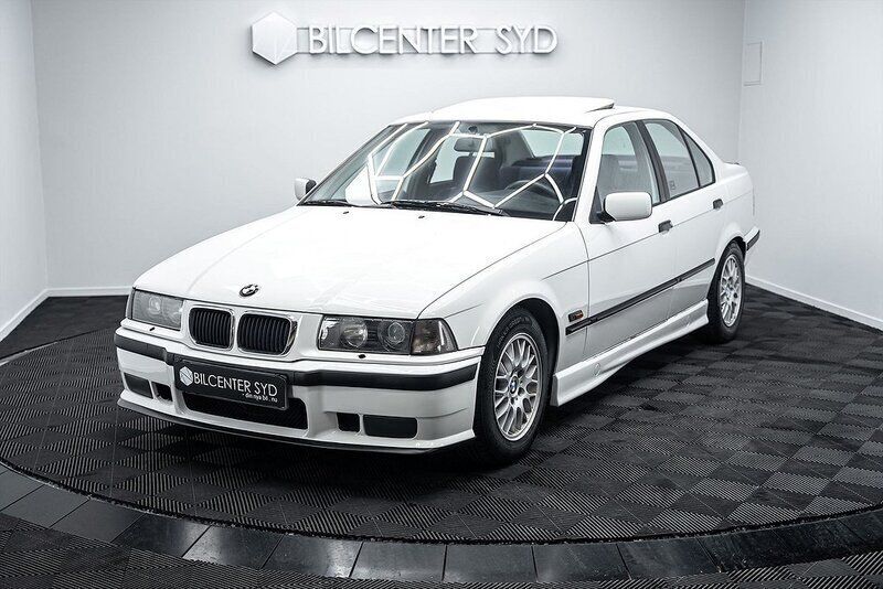 Vit Begagnad 1994 BMW 325 Sedan | 129 900 kr - Bild 1/4