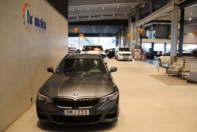 Grå Begagnad 2019 BMW 320 M Sport Kombi | 274 000 kr - Bild 1/4