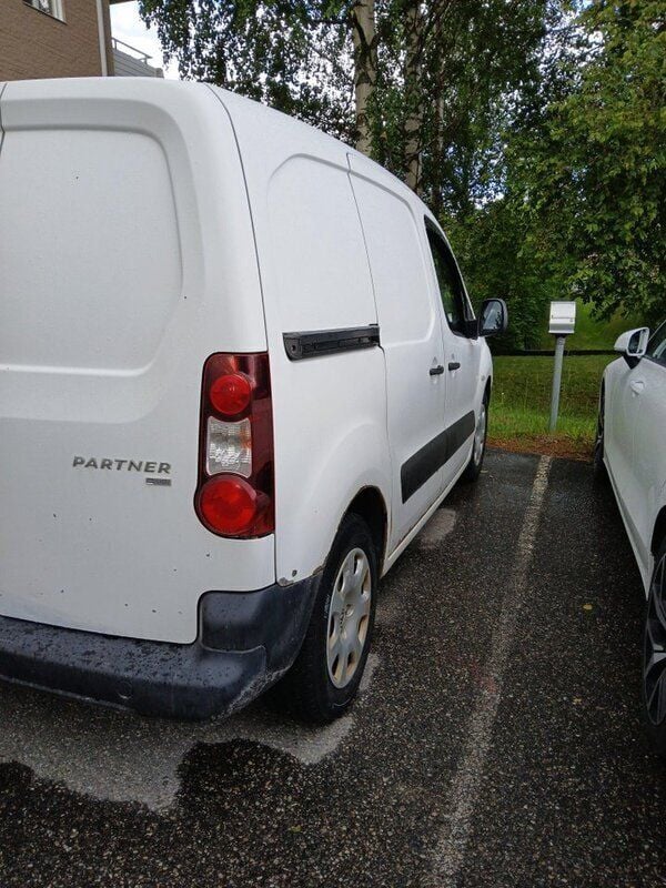 Vit Begagnad 2012 Peugeot Partner Minibuss | 28 000 kr (Bra pris) - Bild 1/4