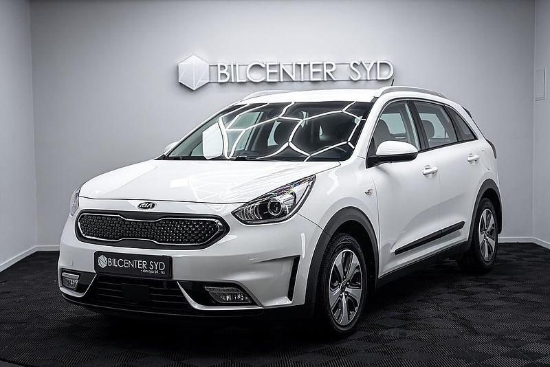 Vit Begagnad 2017 Kia Niro Advance SUV | 149 900 kr (Marknadspris) - Bild 1/4