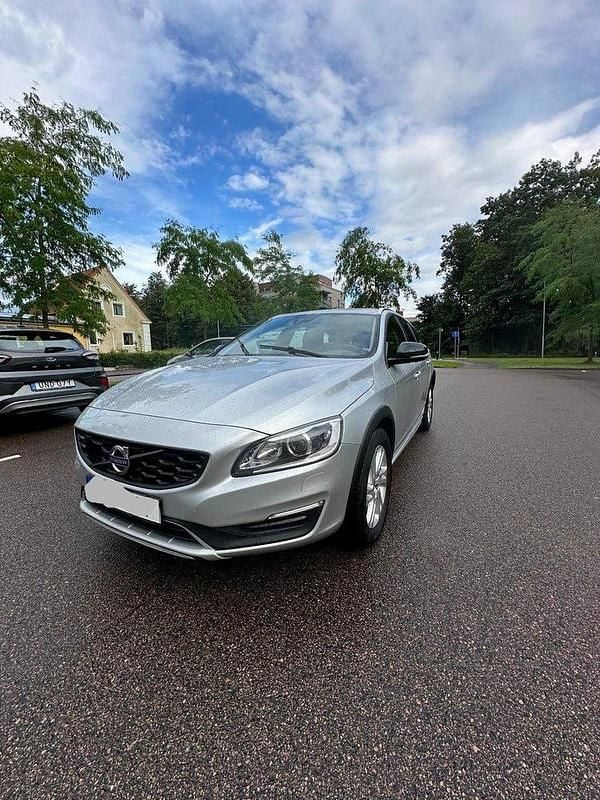 Silver Begagnad 2018 Volvo V60 CC Standard Kombi | 152 000 kr (Bra pris) - Bild 1/4