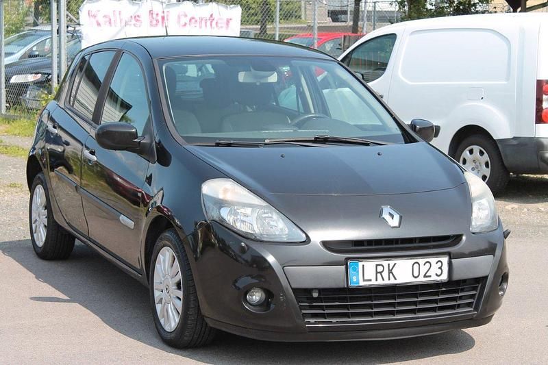 Svart Begagnad 2011 Renault Clio R.S. Halvkombi | 25 899 kr (Bra pris) - Bild 1/4