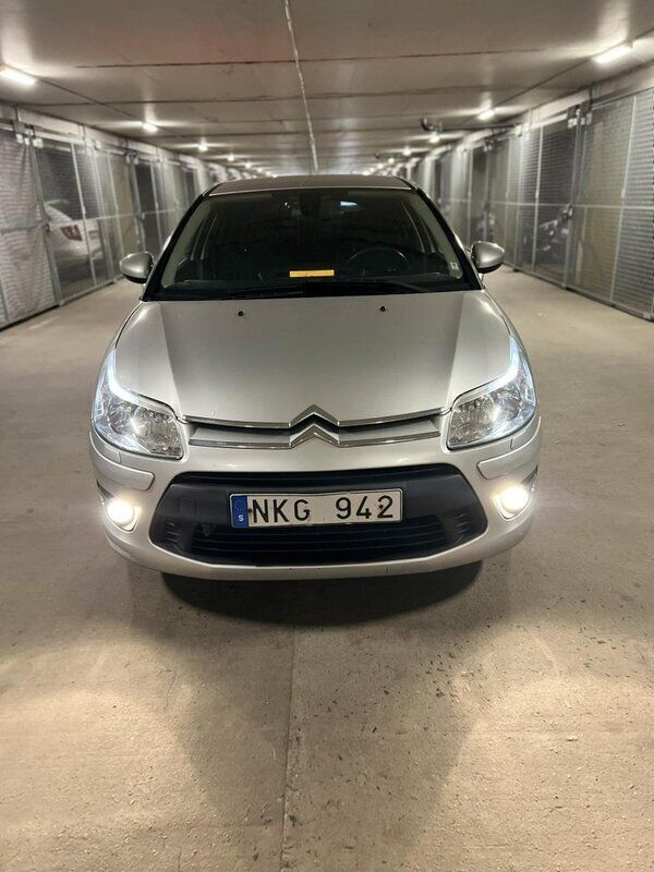 Silver Begagnad 2009 Citroën C4 Halvkombi | 40 000 kr - Bild 1/4