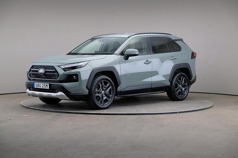 Grön Begagnad 2022 Toyota RAV4 Hybrid SUV | 389 000 kr (Marknadspris) - Bild 1/4