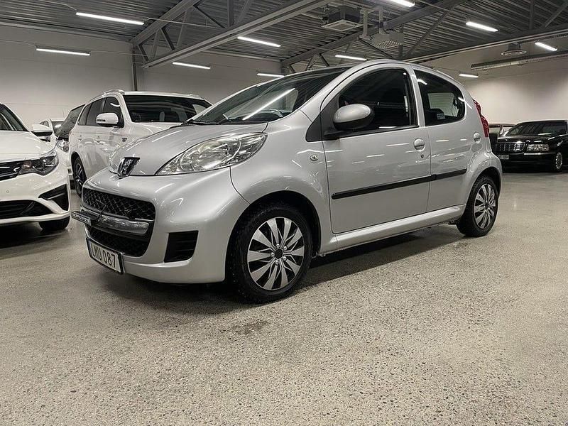 Grå Begagnad 2009 Peugeot 107 Halvkombi | 29 000 kr (Dyr) - Bild 1/4