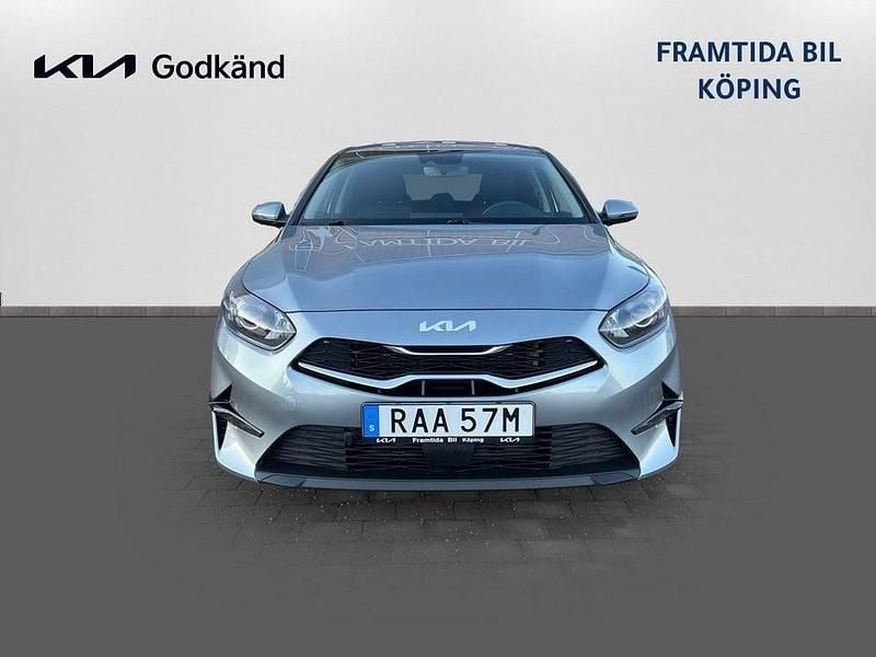 Grå Begagnad 2023 Kia Ceed Advance Halvkombi | 255 900 kr (Marknadspris) - Bild 1/4