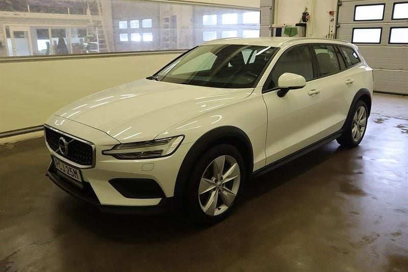 Vit Begagnad 2019 Volvo V60 CC Momentum Kombi | 256 000 kr (Marknadspris) - Bild 1/4