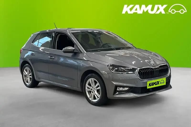 Silver/grå Begagnad 2022 Skoda Fabia Style Halvkombi | 198 900 kr (Marknadspris) - Bild 1/4