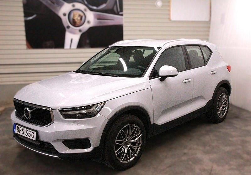 Silver Begagnad 2021 Volvo XC40 Momentum SUV | 264 500 kr (Dyr) - Bild 1/4