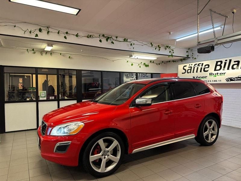 Röd Begagnad 2010 Volvo XC60 R-Design SUV | 129 900 kr (Dyr) - Bild 1/4