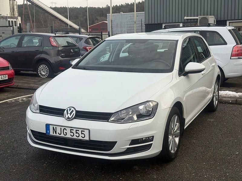 Vit Begagnad 2014 VW Golf VII Halvkombi | 94 990 kr (Bra pris) - Bild 1/4