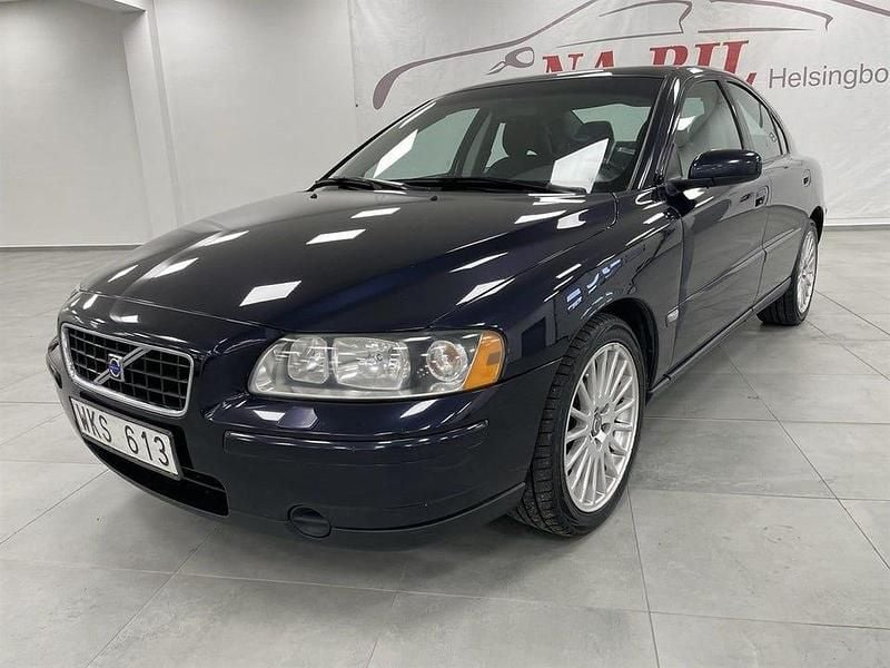 Mörkblå Begagnad 2004 Volvo S60 Business Edition Sedan | 49 900 kr (Marknadspris) - Bild 1/4