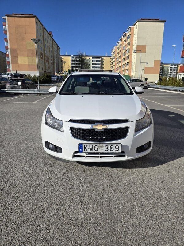 Vit Begagnad 2011 Chevrolet Cruze Sedan | 51 000 kr (Marknadspris) - Bild 1/4