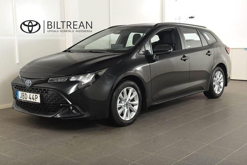 Svart (svart metallic ) Begagnad 2024 Toyota Corolla Active Kombi | 304 800 kr (Marknadspris) - Bild 1/4
