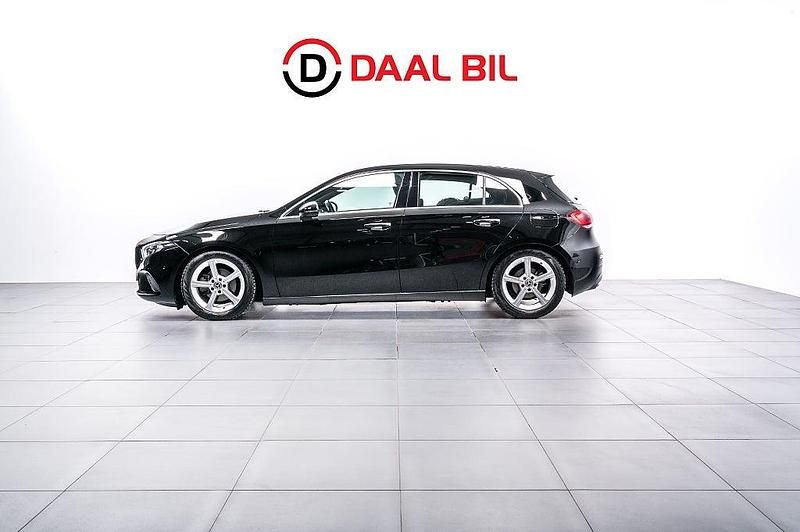 Svart Begagnad 2020 Mercedes A180 Halvkombi | 229 700 kr (Marknadspris) - Bild 1/4