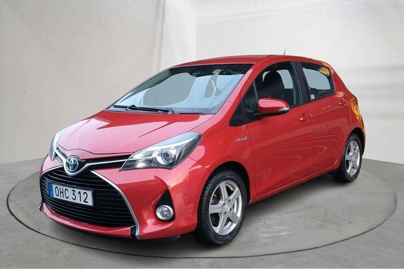 Mörkröd Begagnad 2016 Toyota Yaris Active | 124 800 kr (Marknadspris) - Bild 1/4