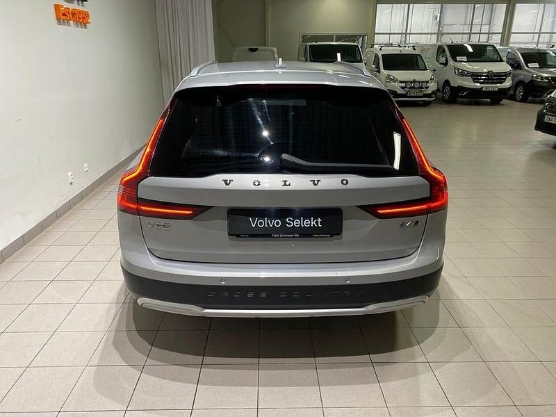 Begagnad Volvo V90 CC Core 200 HK (147 kW) 2023 Silver Kombi
