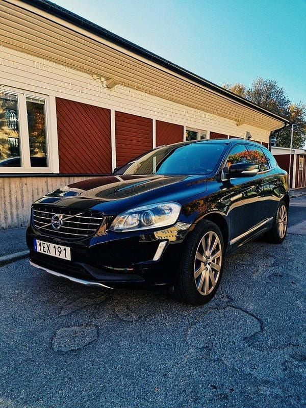 Svart Begagnad 2017 Volvo XC60 Standard SUV | 177 000 kr (Marknadspris) - Bild 1/4