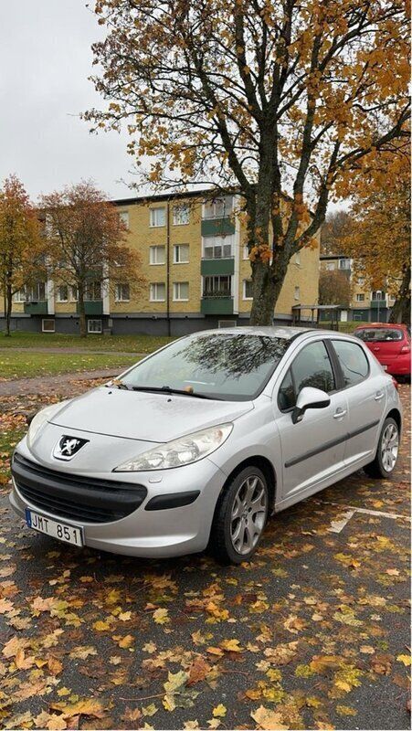 Grå Begagnad 2009 Peugeot 207 Halvkombi | 30 000 kr (Marknadspris) - Bild 1/4