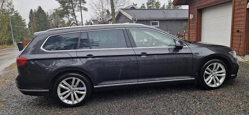Grå Begagnad 2020 VW Passat GTE Kombi | 169 000 kr (Bra pris) - Bild 1/4