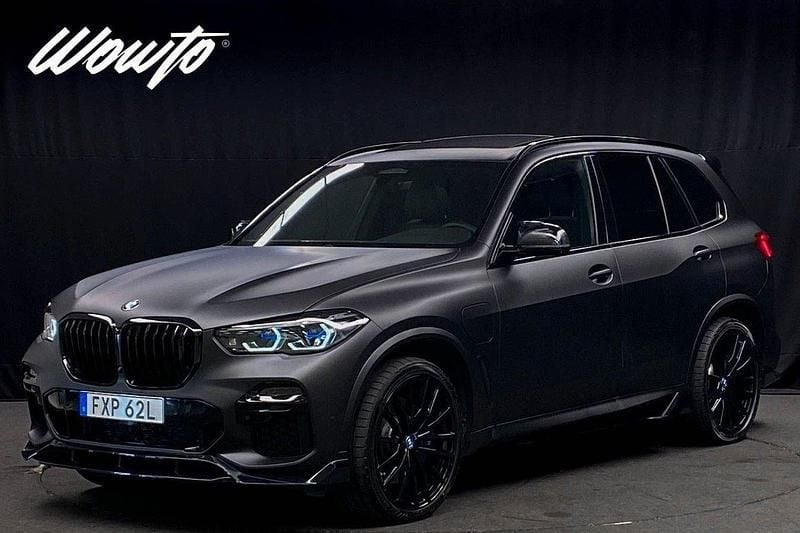 Svart (carbon svart metallic) Begagnad 2022 BMW X5 M Sport SUV | 699 800 kr (Marknadspris) - Bild 1/4