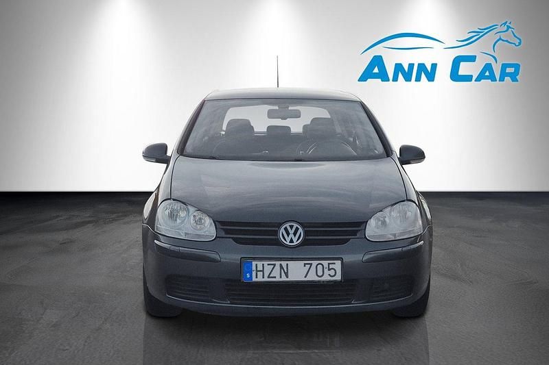 Mörkblå (blå) Begagnad 2009 VW Golf Halvkombi | 34 899 kr (Marknadspris) - Bild 1/4